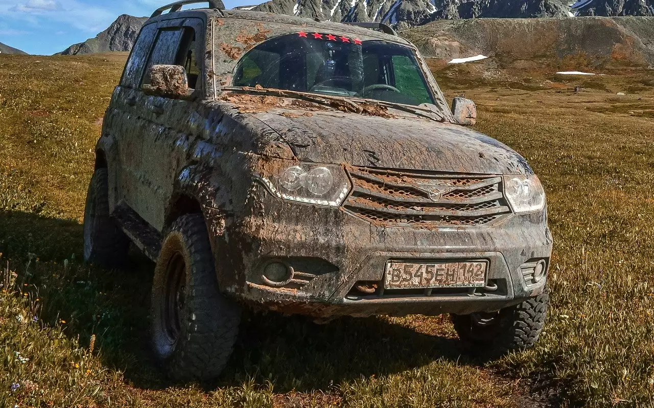 На дороге слякоть, а инспектор заставил очищать номер — это законно?