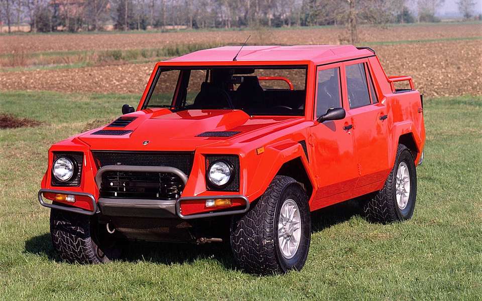 Задолго до появления внедорожников под марками, которые раньше не ассоциировались с подобными изделиями, отважный шаг предприняла компания Lamborghini, позарившаяся на кусок сладкого пирога — заказ армии США. Для нее построили прототип Cheetah – некий аналог Hummer, который, кстати, в итоге и выбрали военные. А итальянскую машину с мотором Chrysler (Lamborghini в ту пору и принадлежала этому концерну) объемом 5,9 л, расположенным сзади (!), забраковали. Итальянцы не успокоились и в 1985-м запустили-таки в производство Lamborghini LM002, по дизайну напоминающий не то гигантскую сенокосилку, не то тюнингованный трактор. Машину оснастили двигателем V12 мощностью 450 л.с., правда, уже расположенным спереди. Стоил Lamborghini LM002 заметно дороже любого Ferrari. Всего удалось продать 301 машину, из них 60 – в США. В итоге – убытки, сомнительная слава в фильме «Бригада» (одну машину, говорят, сожгли – знай наших!) и постоянная смена владельцев компании, пока ее не прибрал концерн Volkswagen.