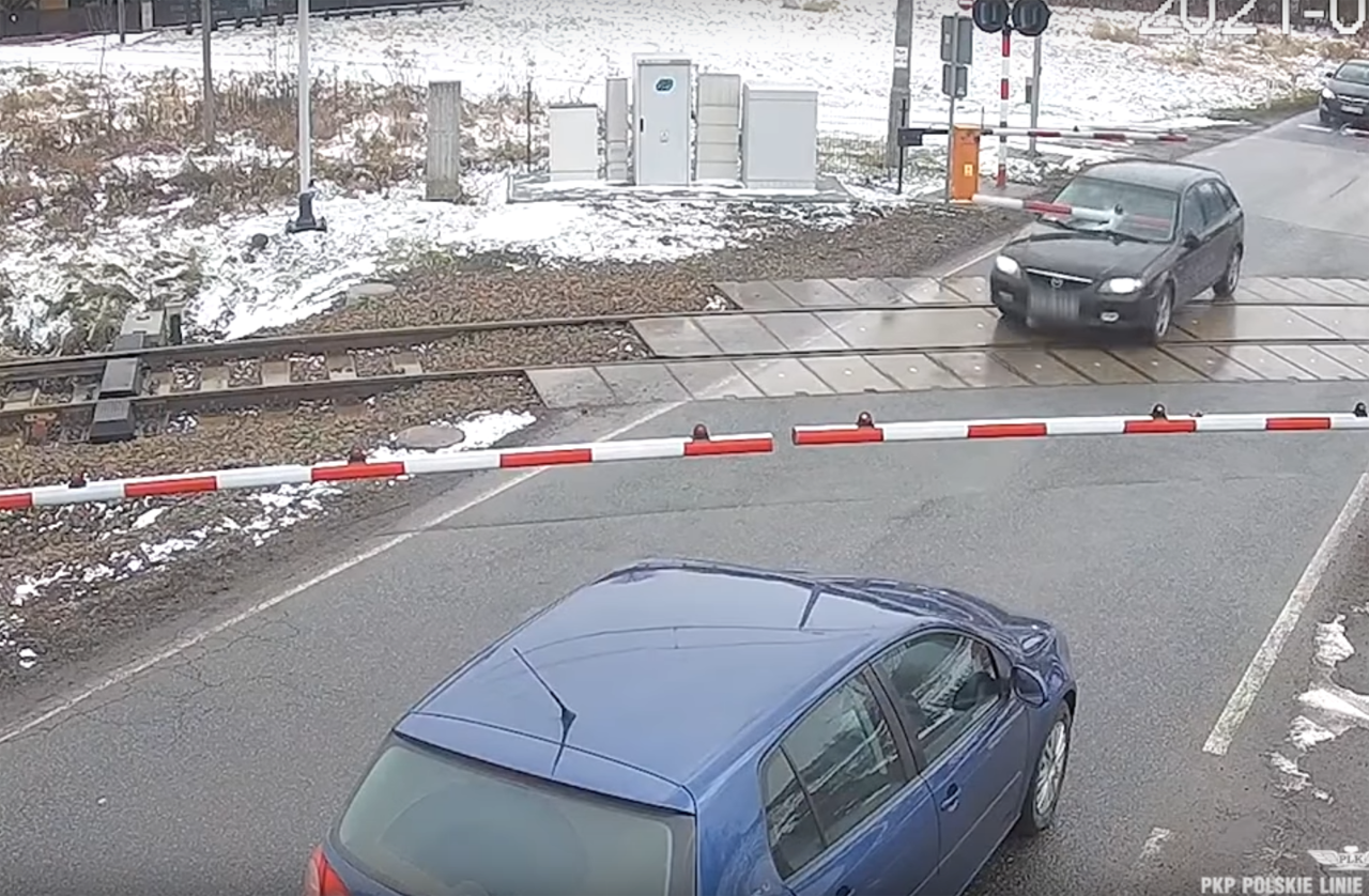 Мазду нарушителя пронзил шлагбаум на ж/д переезде