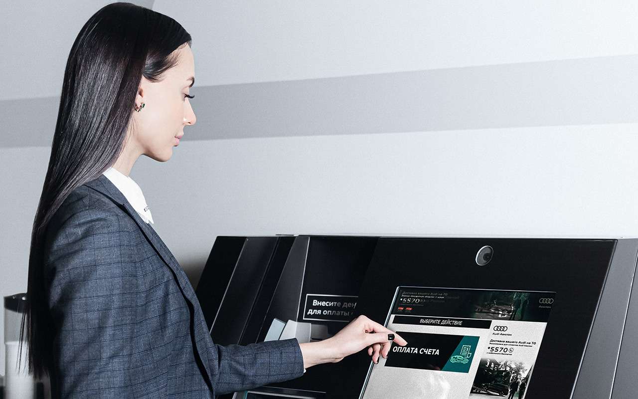 В дилерском центре деньги считает электронный кассир