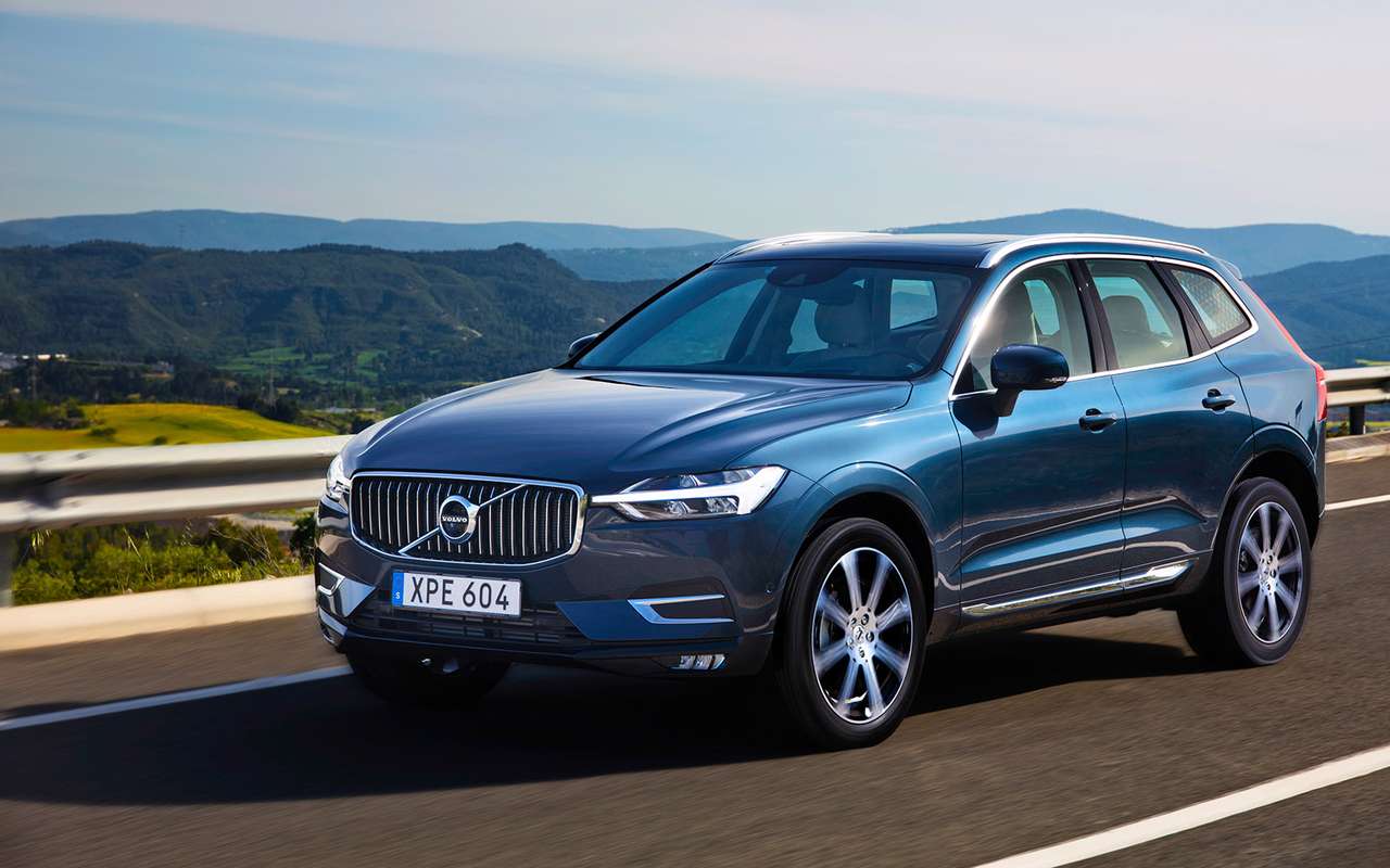 Отличить анфас новый XC60 от большого XC90 сложно. Даю две подсказки. У «шестидесятки» решетка – с одинарными планками, а Т‑образные секции ходовых огней вытянуты к центру.