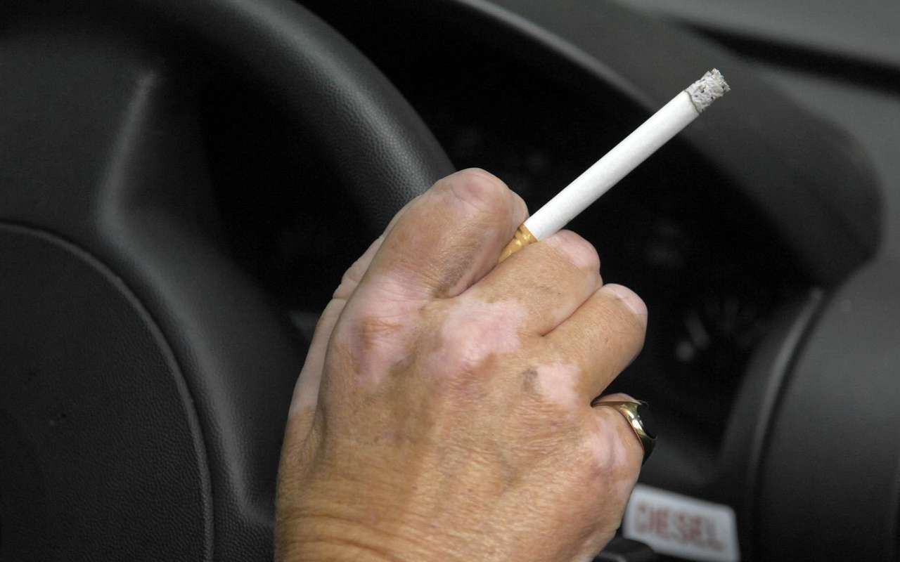 Правительство запретило выбрасывать окурки из машин. За это будут штрафовать