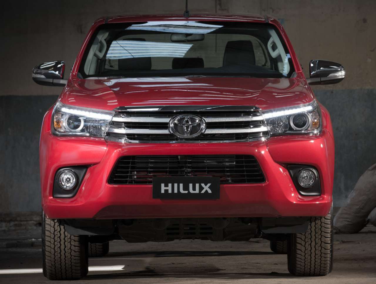 Ох уж эти подушки! На российском рынке отзывают пикапы Toyota Hilux