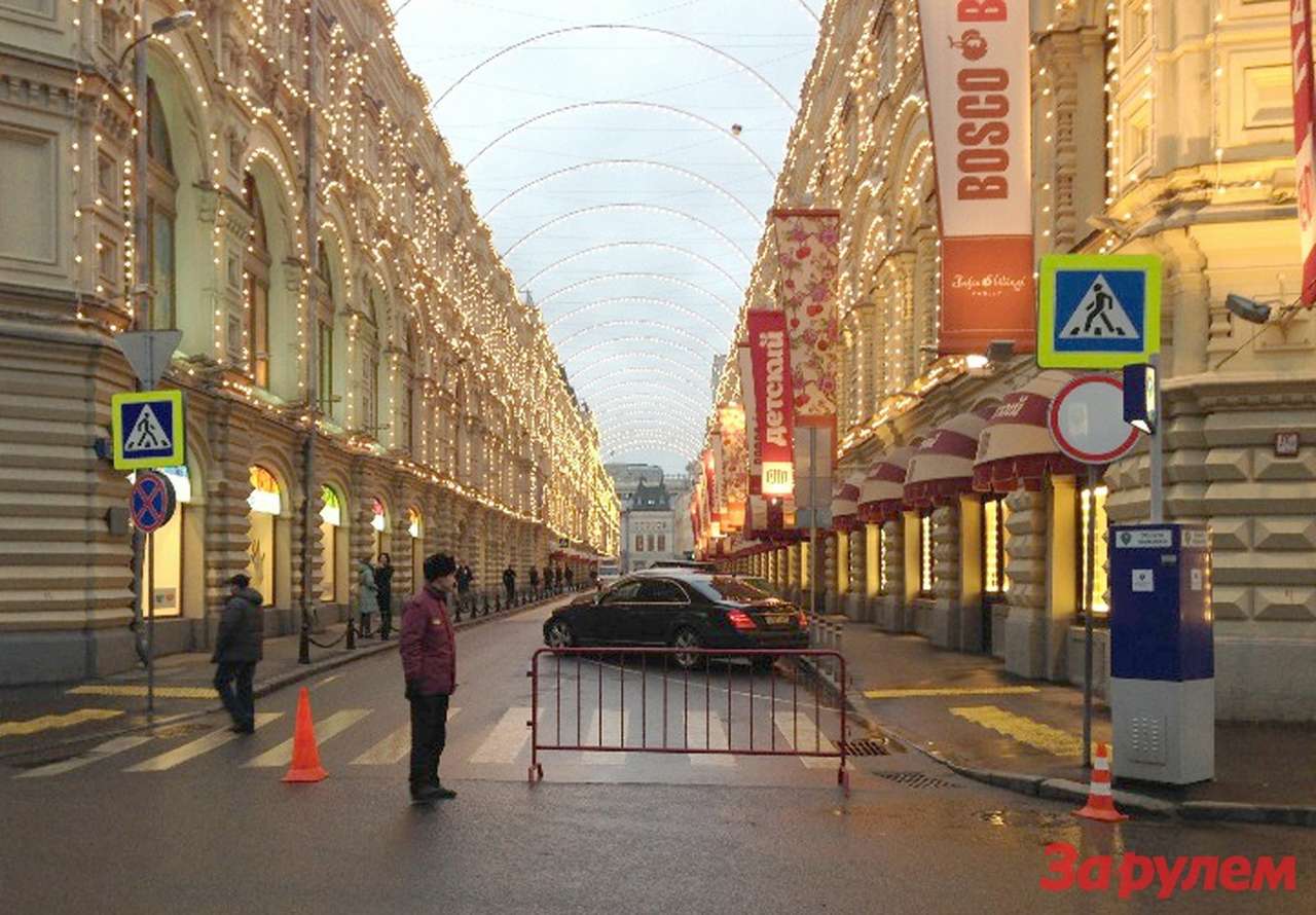 ГУМ хоть и не ведомство, но цинизма 
его руководству не занимать – Ветошный переулок полностью перекрыт