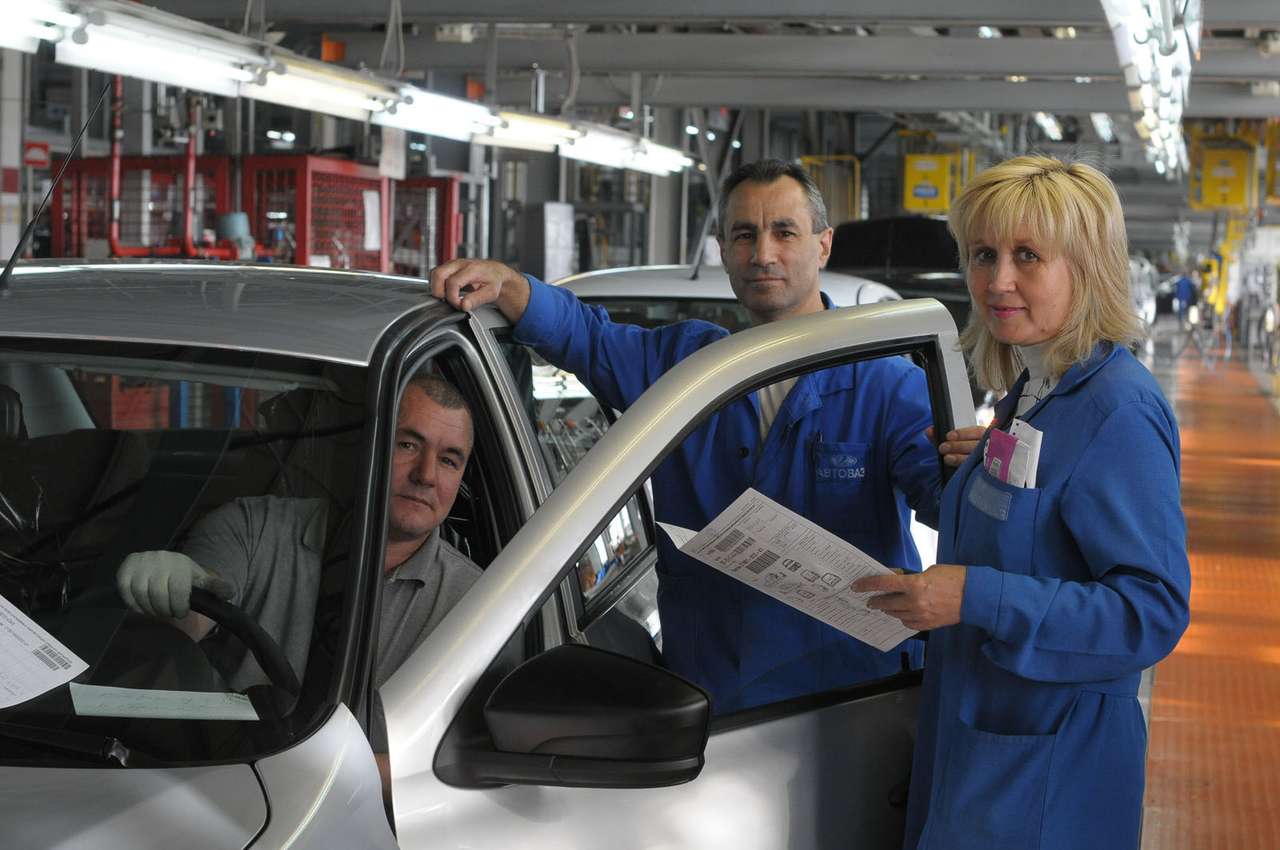 АВТОВАЗ решил выплатить рабочим премии по итогам 2014 года