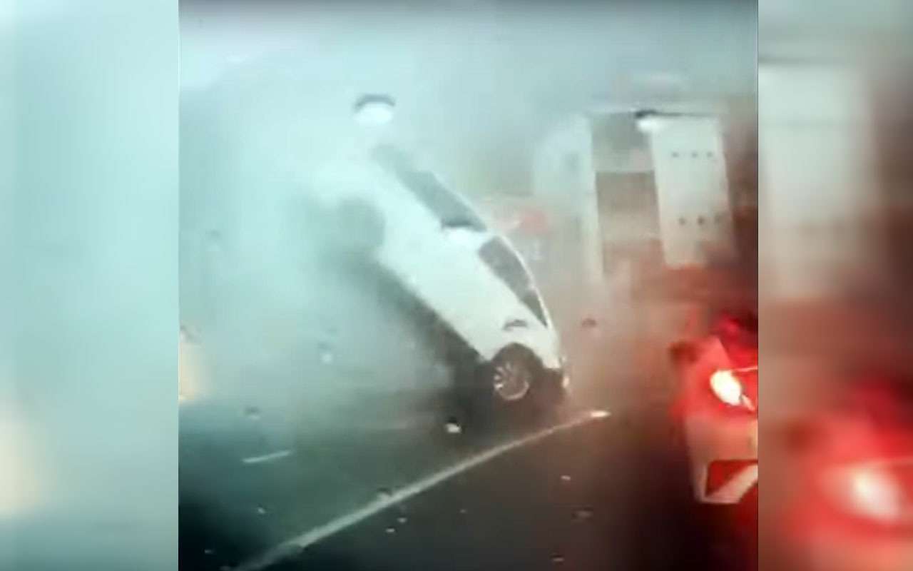 Взлет на ровном месте: минивэн ударили из колодца (видео)