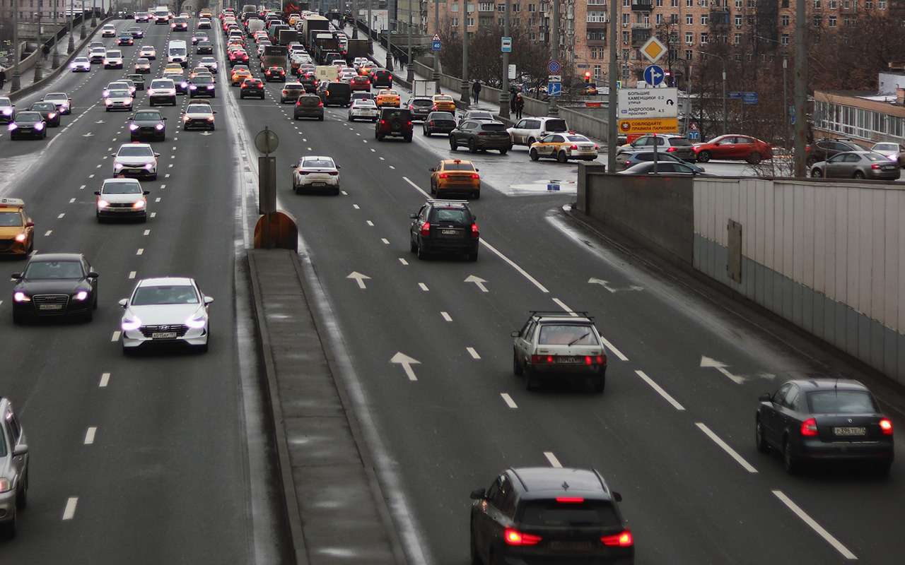 Весной это начинает здорово мешать водителю на дороге