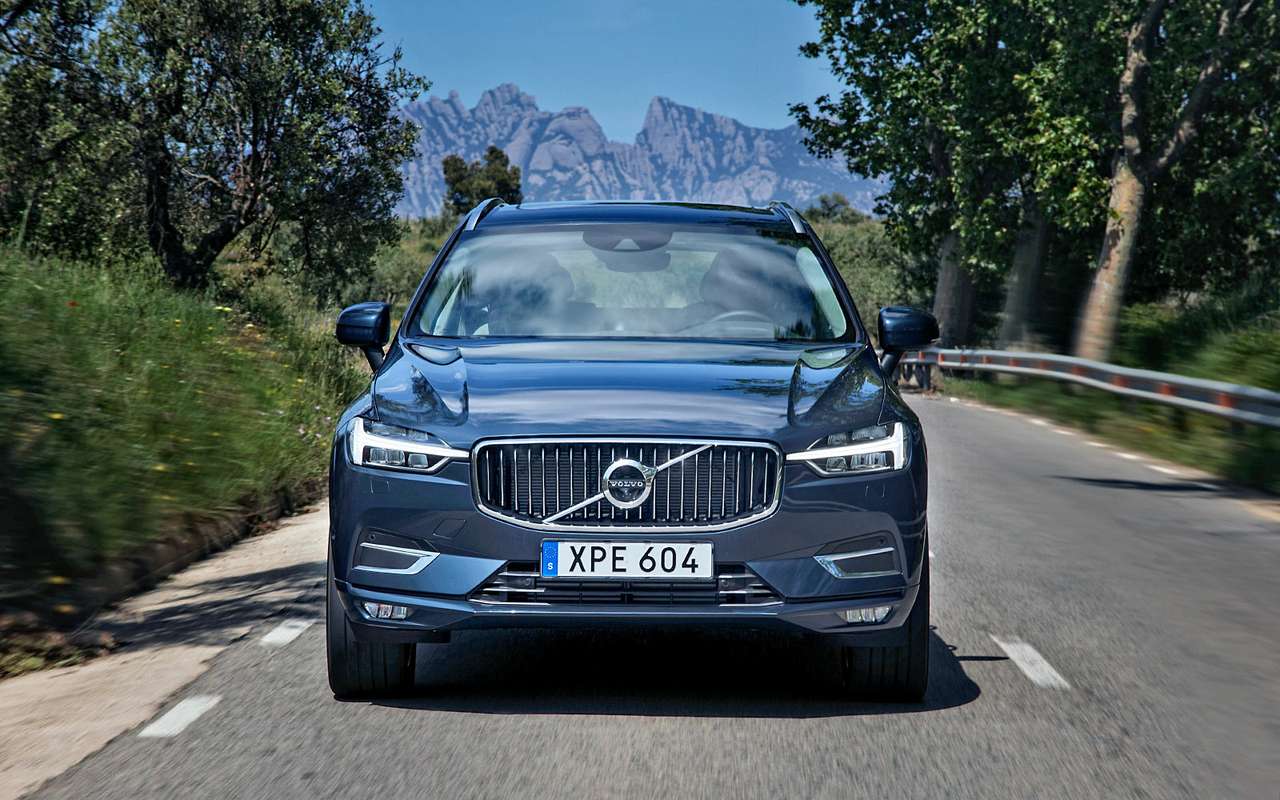 Помимо чуть иного оформления бампера, «шестидесятка» отличается от Volvo XC90 решеткой радиатора с одинарными планками и доходящими до нее габаритными огнями.