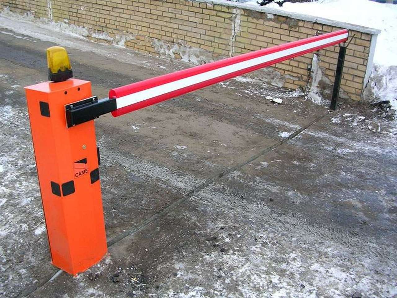 Городские дворы перекроют шлагбаумами