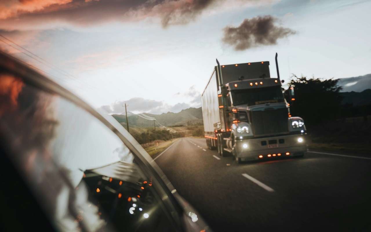 Грузовик на встречной полосе — лучше смотреть такое только на видео!