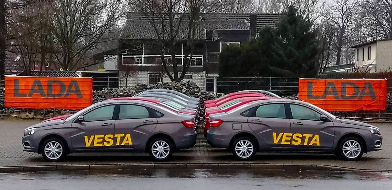 Продажи Весты в Германии начались 21 февраля этого года. Начальная цена – 12 490 евро, в первую партию вошло более 200 машин. Иксрея в Европе, скорее всего, не будет: в Renault опасаются конкуренции с одноплатформенной моделью Sandero Stepway.