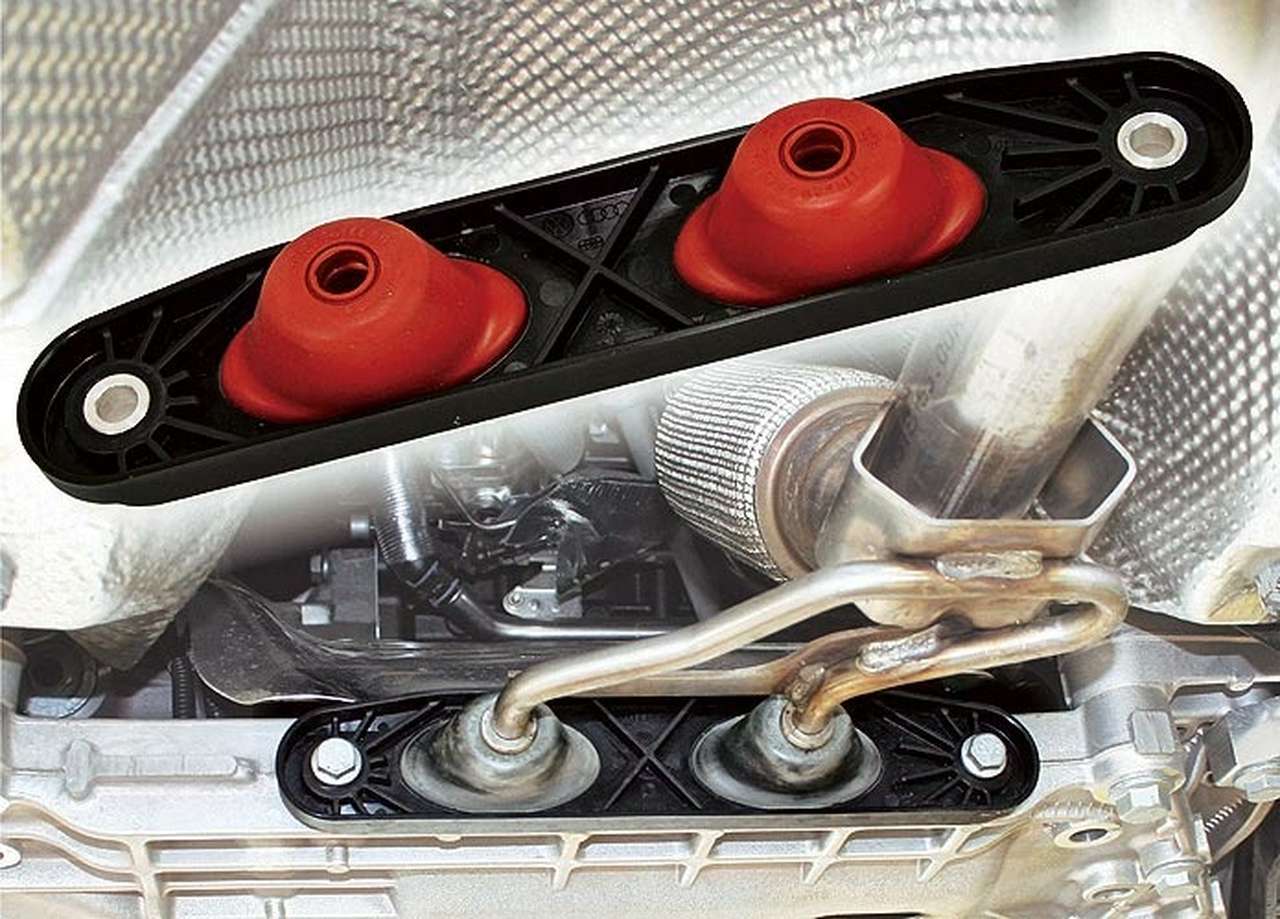 Этот кронштейн не содержит металла, но выдерживает постоянную тряску и высокую температуру.