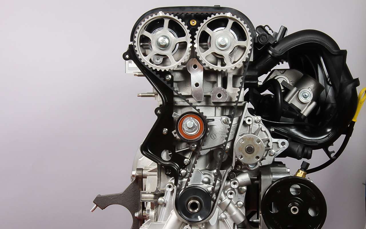 Насос охлаждающей жидкости расположен за ремнем ГРМ, хотя и приводится ремнем генератора.