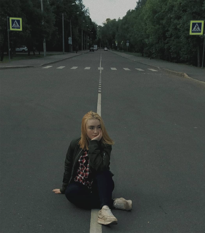 девушка сидит на дороге. девушка валяется на дороге. девушки на шоссе. фото девушка на асфальте. девушка на асфальте.