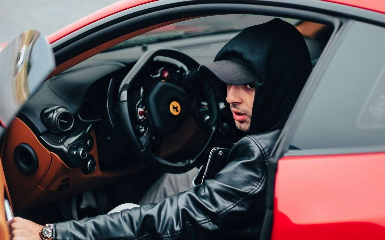 Мошенник притворился главой Ferrari чтобы ограбить компанию: получилось ли?