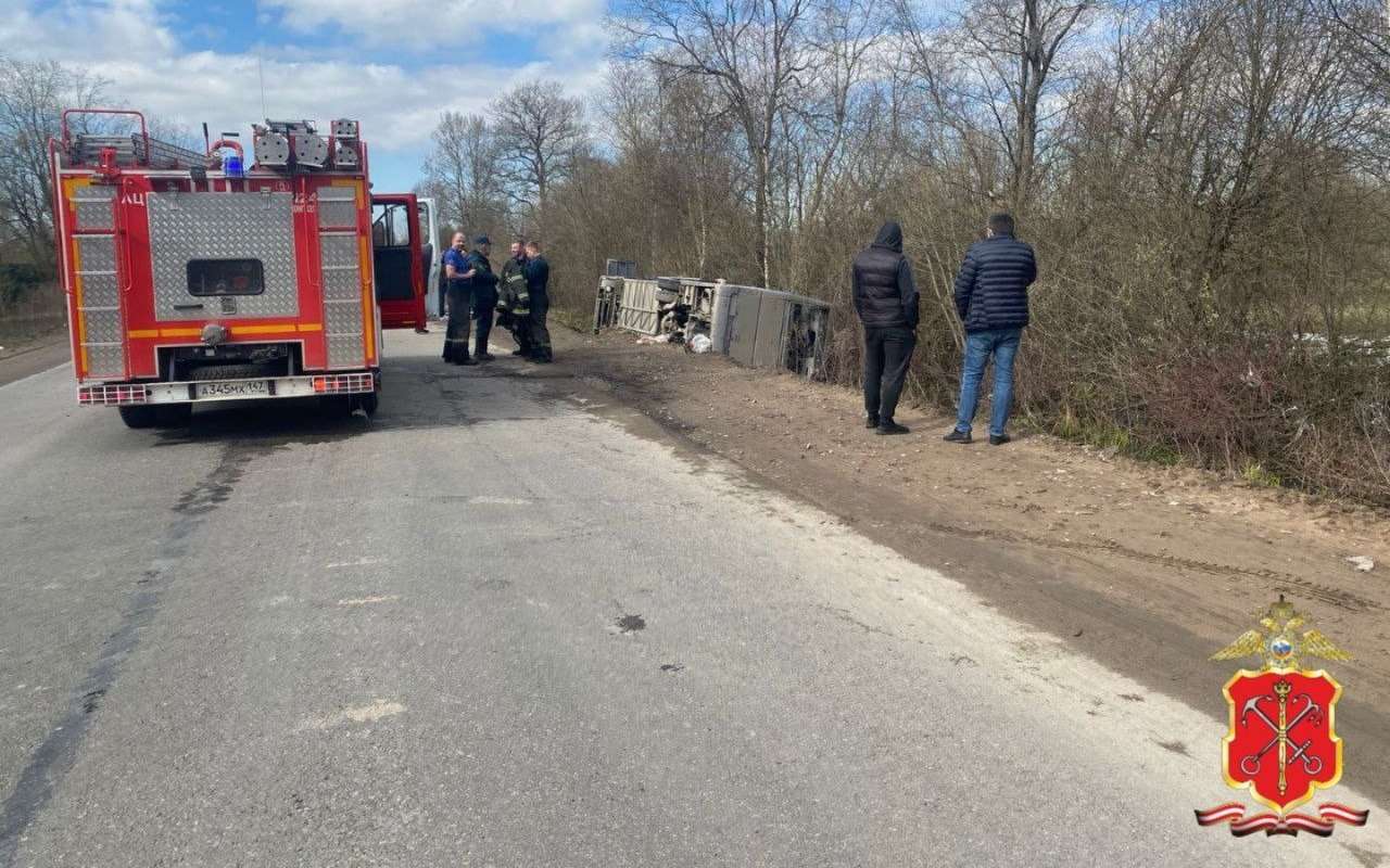 Водитель был пьян: в Ленобласти перевернулся автобус с 50 рабочими