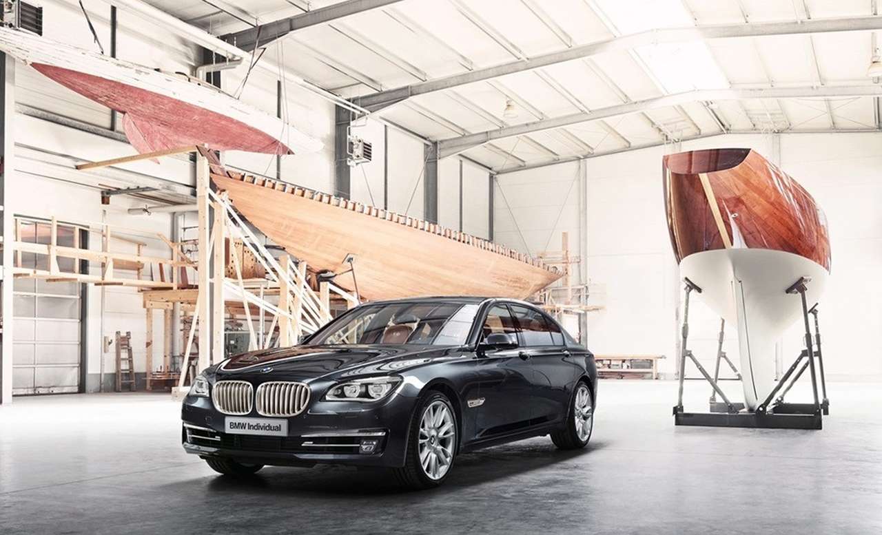 BMW 760Li предстал в серебряной отделке