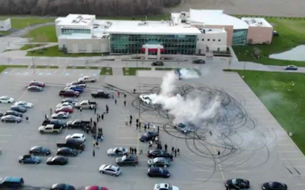 Они дрифтили на церковной парковке. Священник простил