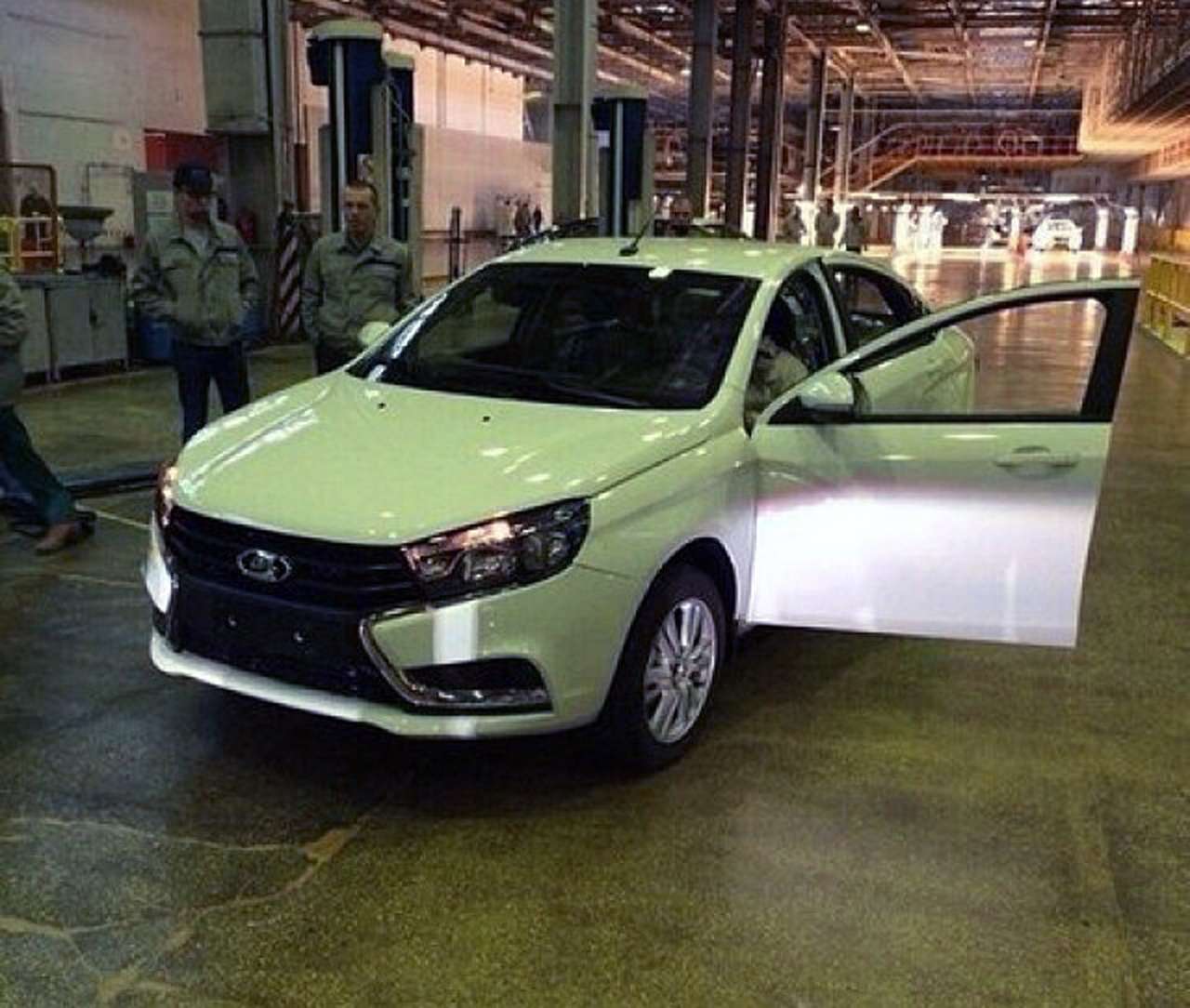 Появились первые изображения пилотной Lada Vesta