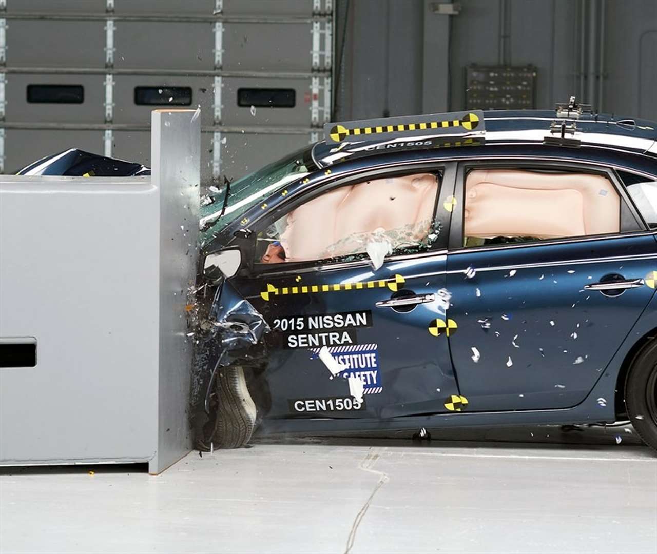 Nissan Sentra со второй попытки преодолел краш-тест с малым перекрытием (ВИДЕО)