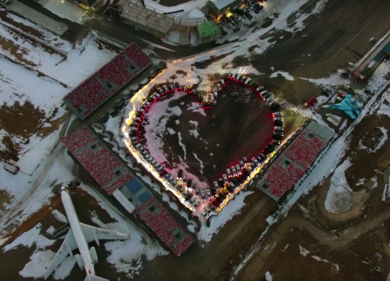 Флэшмоб: владивостокские автолюбители построили автосердце