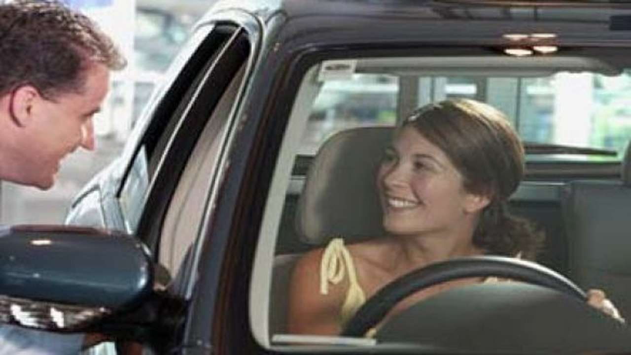 Легковые праворульки решили пока не запрещать