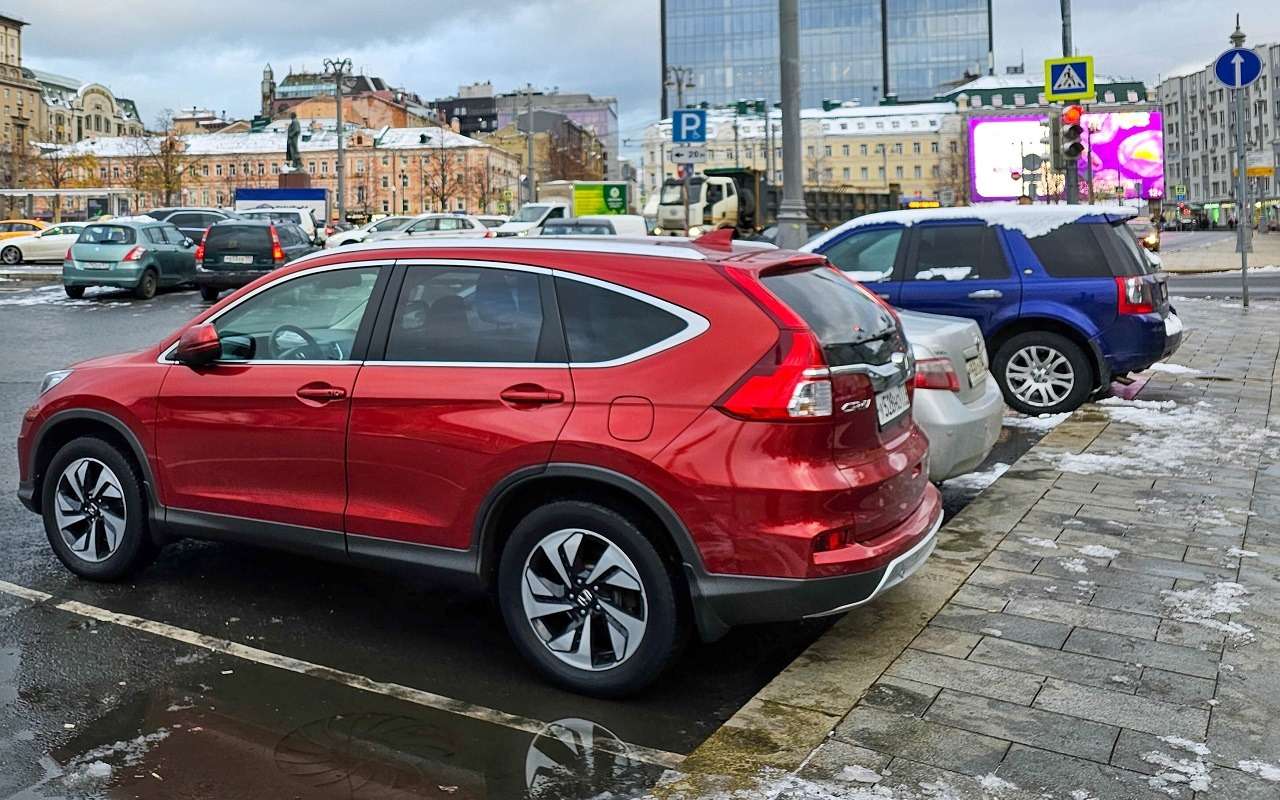 Зачем при парковке нужно активировать стояночный тормоз – рассказываем