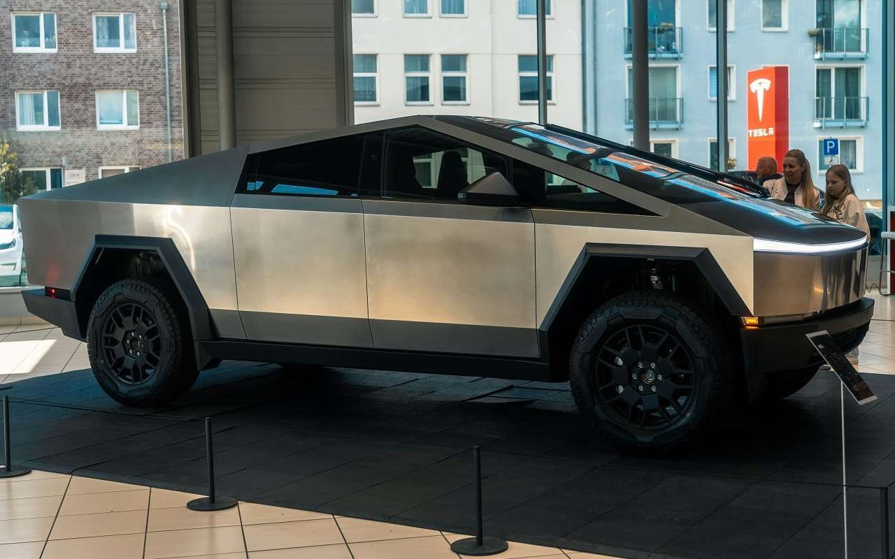 Tesla Cybertruck в шоу-руме, США