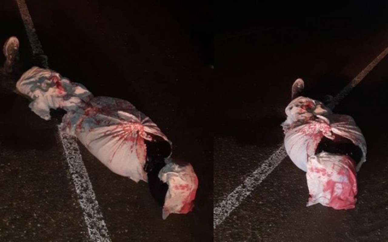 Ну и шуточки! На трассе нашли манекен в окровавленных простынях