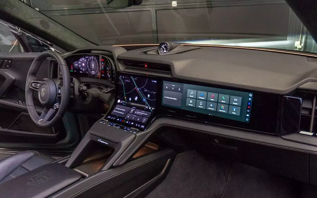 Интерьер Porsche Cayenne Electric