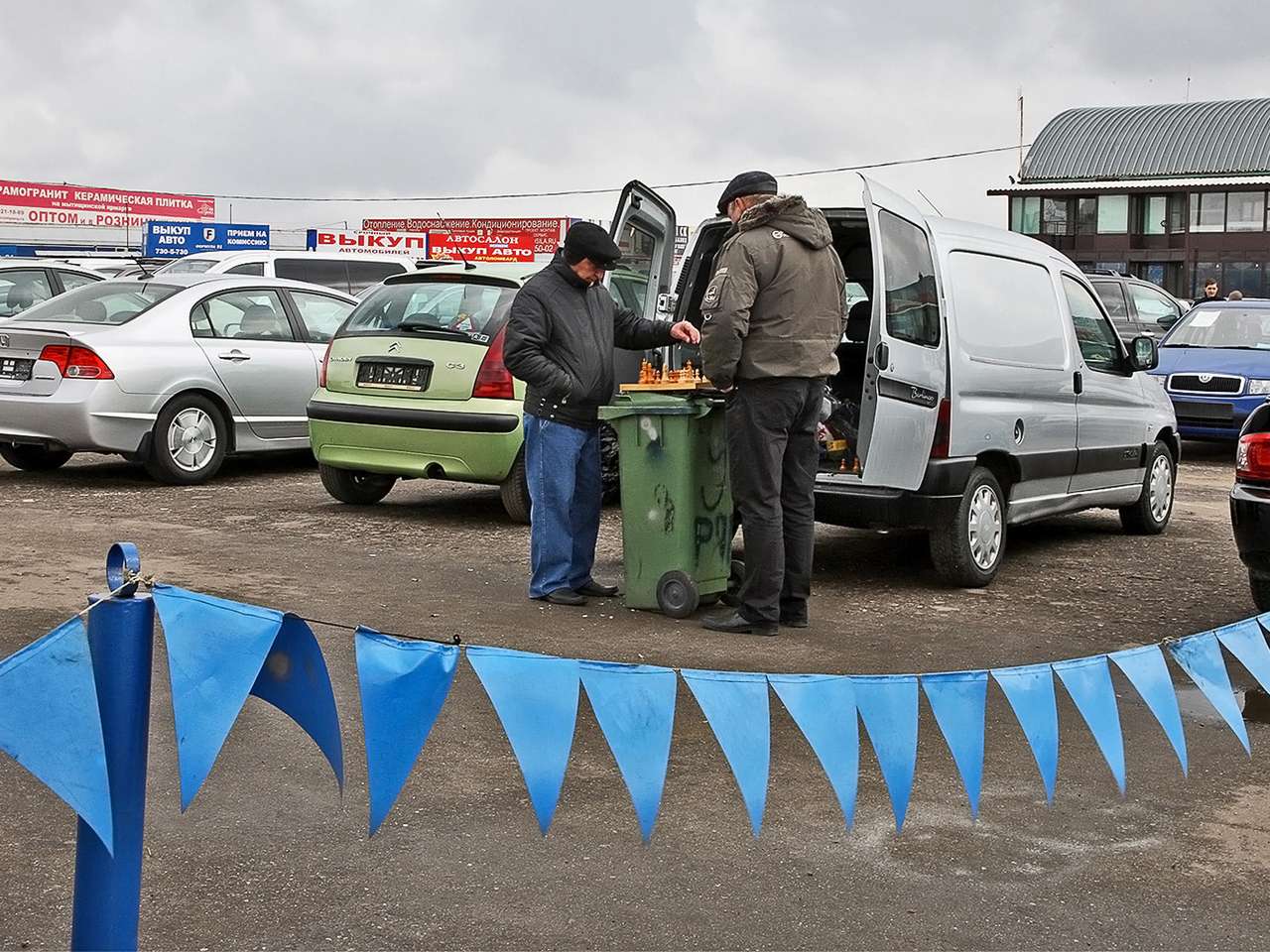 Рынок подержанных автомобилей в России начал проседать