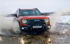 Haval Dargo Х. Цена в России от 3 069 000 ₽. У «икса» увеличенная темная решетка радиатора, некрашеные корпуса зеркал, на бамперах и накладках арок добавлена имитация блестящих крепежных болтов. Геометрические параметры не изменились.