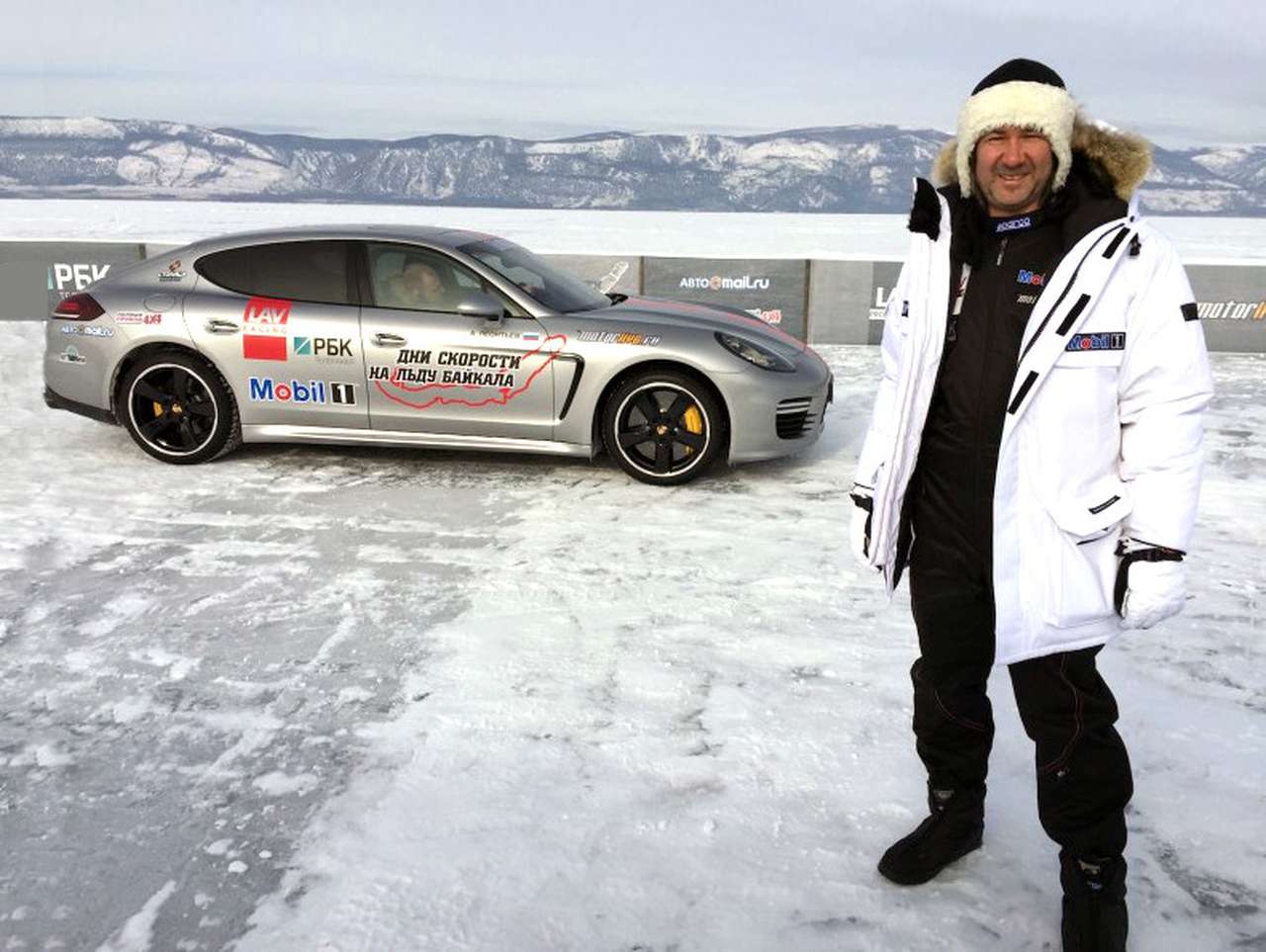 Россиянин разогнал Porsche до 295 км/ч по льду Байкала