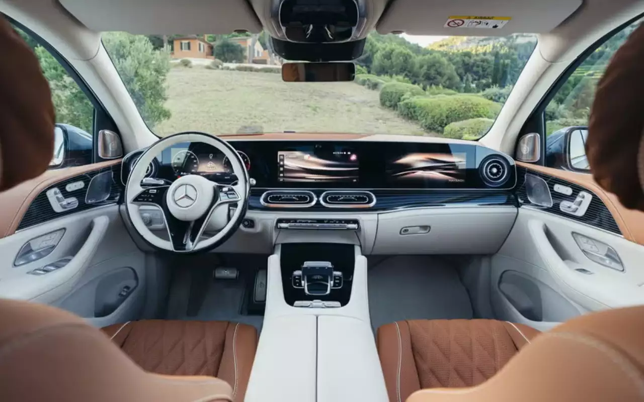 ИИ, золото в фарах: представлен новый Maybach GLS