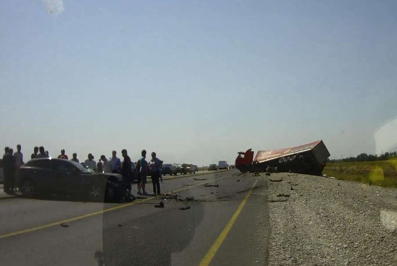 Девушка заснула за рулем и врезалась в фуру (ВИДЕО)