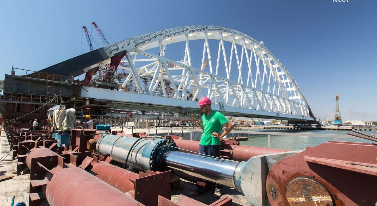 На Крымском мосту начинается монтаж первой арки