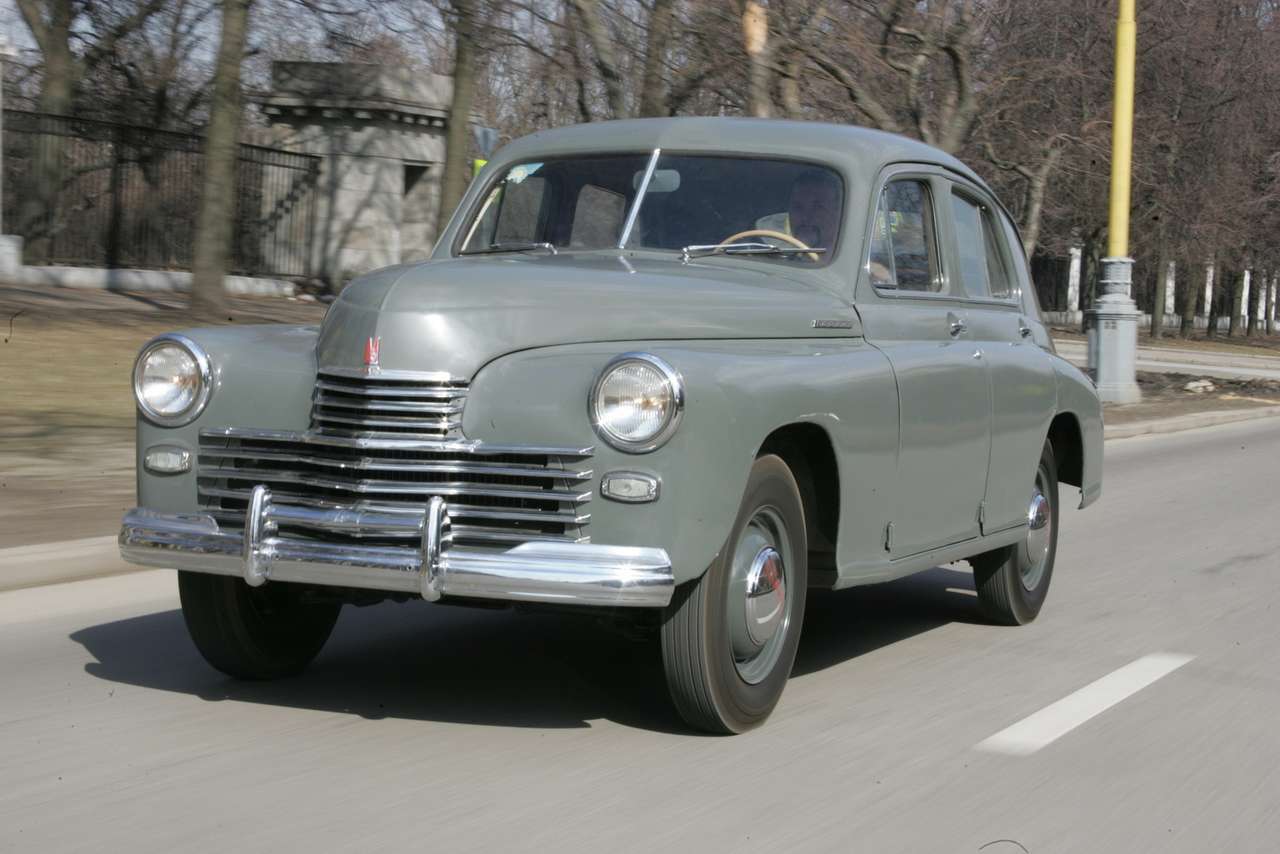 ГАЗ-М20 Победа, начало производства – 1946 г. Двигатель 4-цилиндровый, 2 л, 50 л.с., коробка передач – трехступенчатая. Наш автомобиль — как танк Т-34. Последний уступал аналогам по ряду параметров, но справедливо был назван лучшим танком Второй мировой. Победа была не самым быстрым, не самым мощным и даже не самым просторным автомобилем своего времени. Но, явно, очень удачным и передовым. Да, наша машина во многом компиляция европейских и американских достижений. Но компиляция очень тонкая и грамотная. А заимствованием, кстати, занимались и другие компании. Так что Победа у нас была. И в этом смысле  никуда не делась.