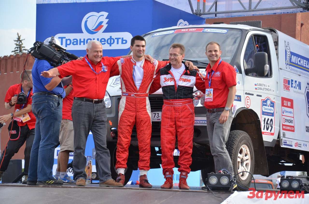Семен Якубов (слева), главный организатор "Шелкового пути" отправляет в гонку команду "За Рулем", Вячеслава Субботина, и его штурмана Рамиля Замалетдинова.