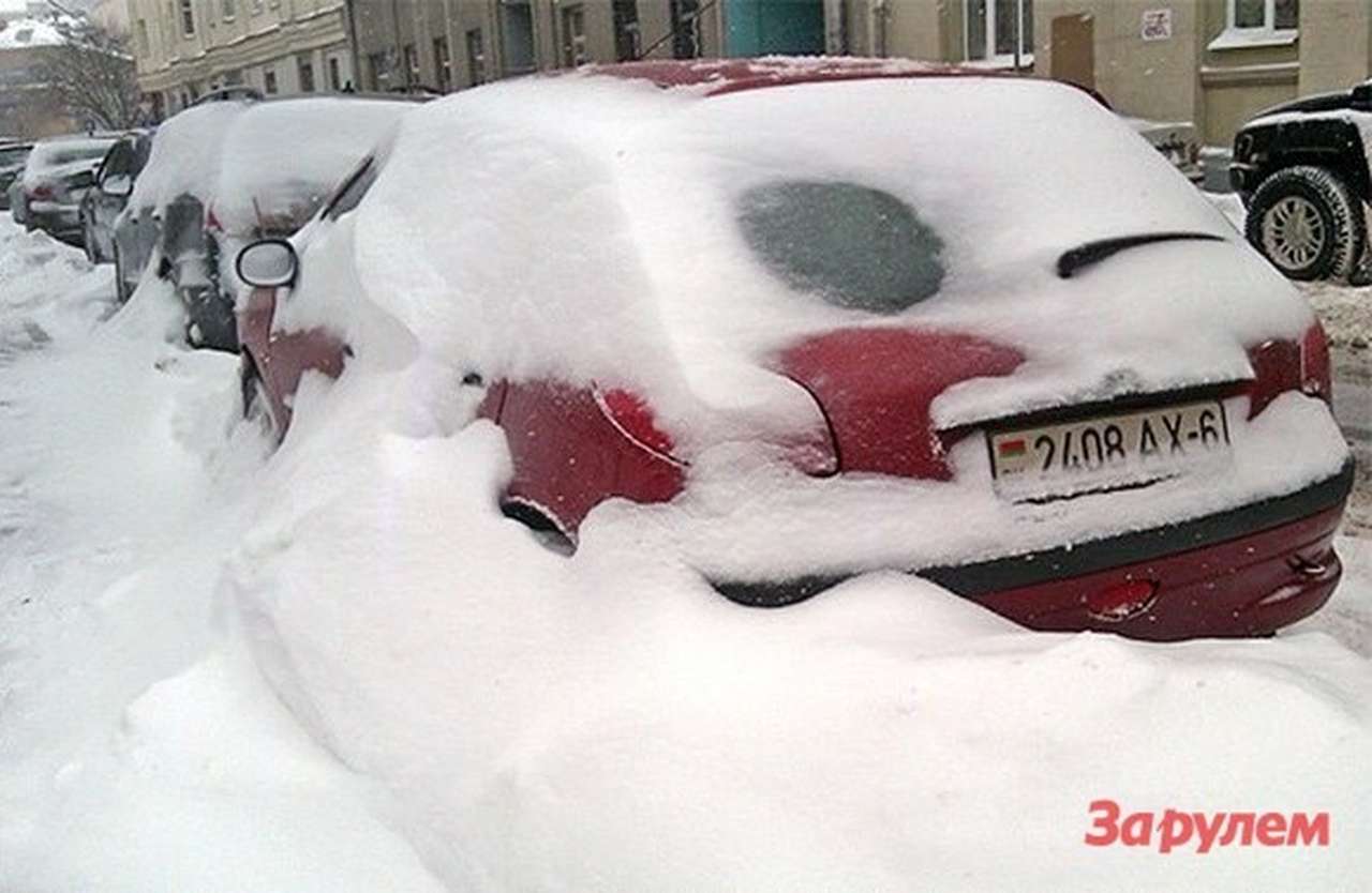 Премьер поручил МЧС в снегопад инструктировать водителей 