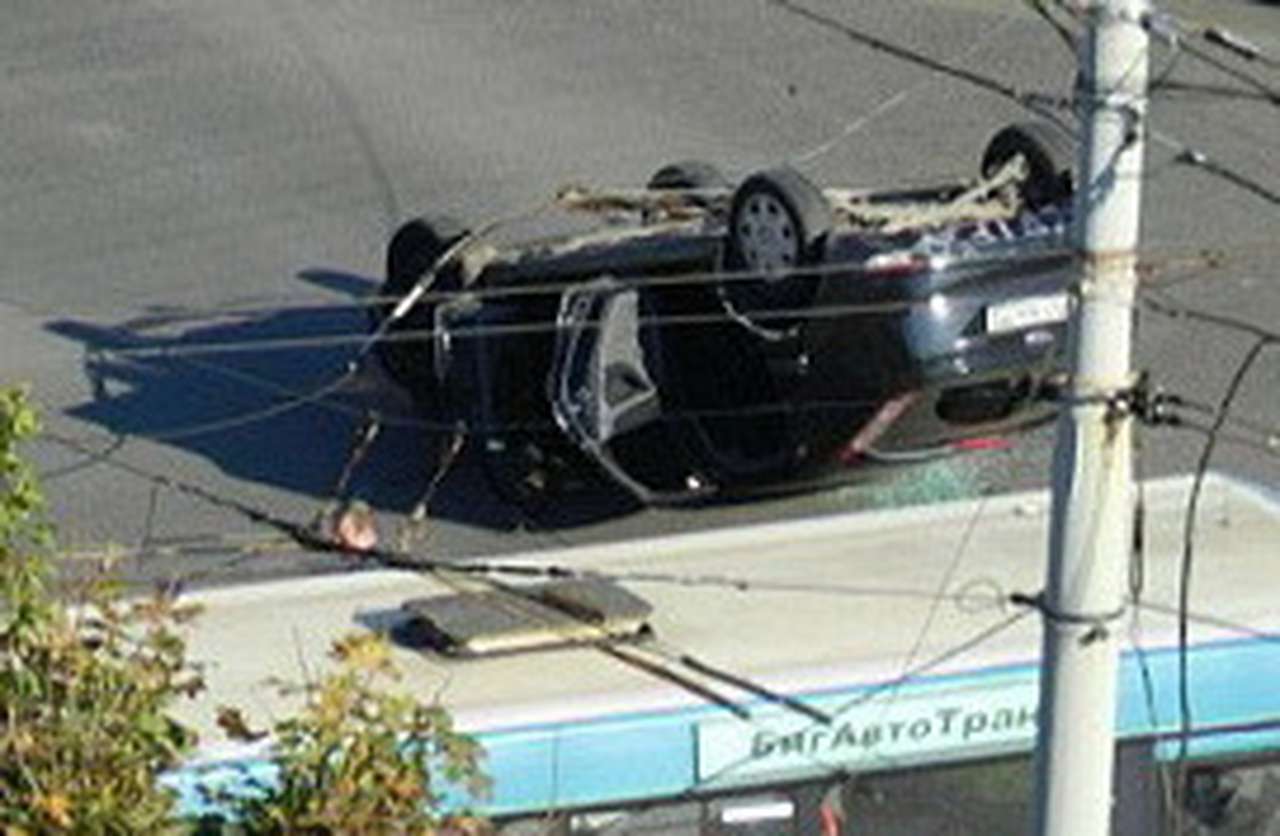 Во Владимире фура со стройматериалами «поставила на уши» Ford Focus