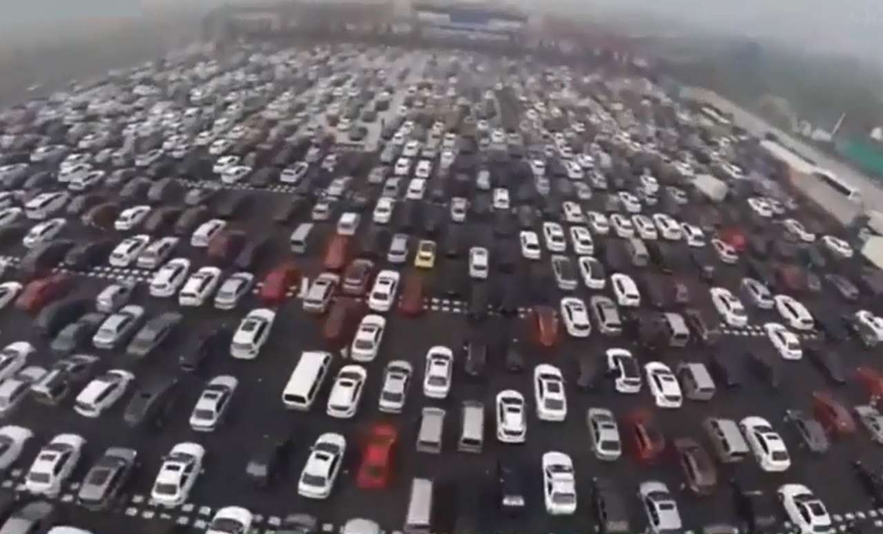 В Китае образовалась пробка планетарного масштаба (ВИДЕО)