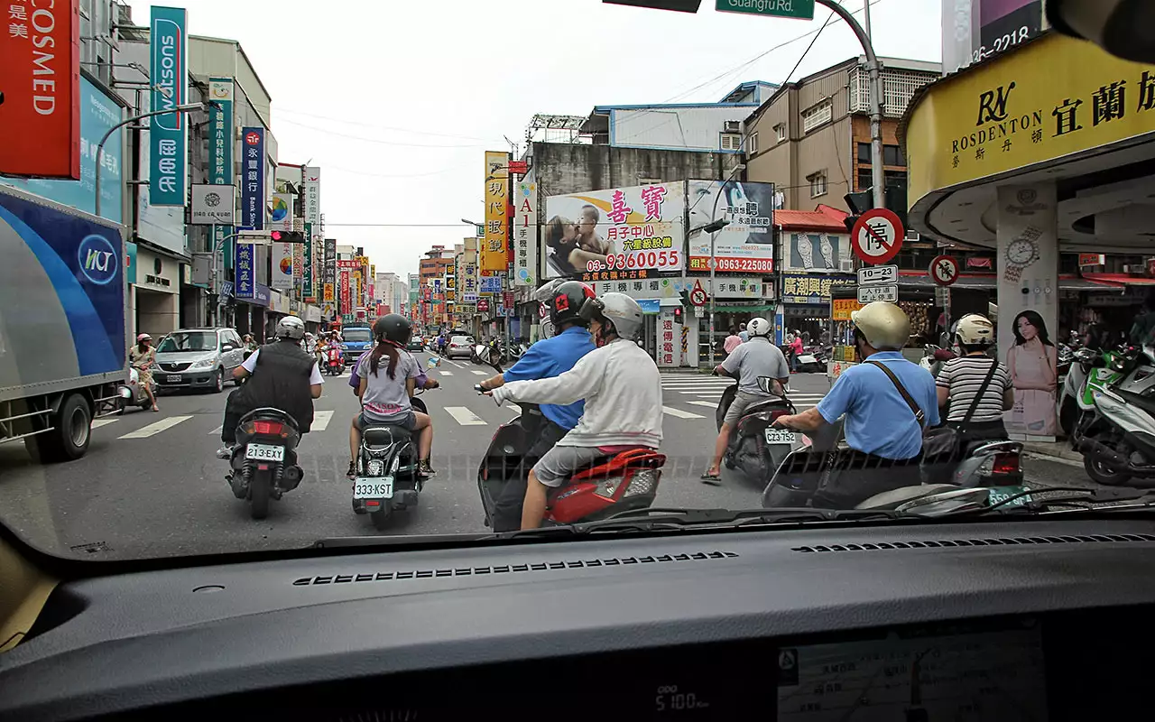 Много странностей можно встретить на дорогах всего мира. За бортом остались и Монголия, и Штаты, и Япония. Обо всем сразу и не расскажешь.