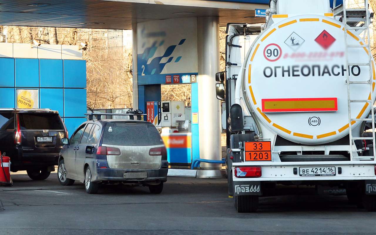 Почему не стоит заправляться на АЗС, если там стоит бензовоз