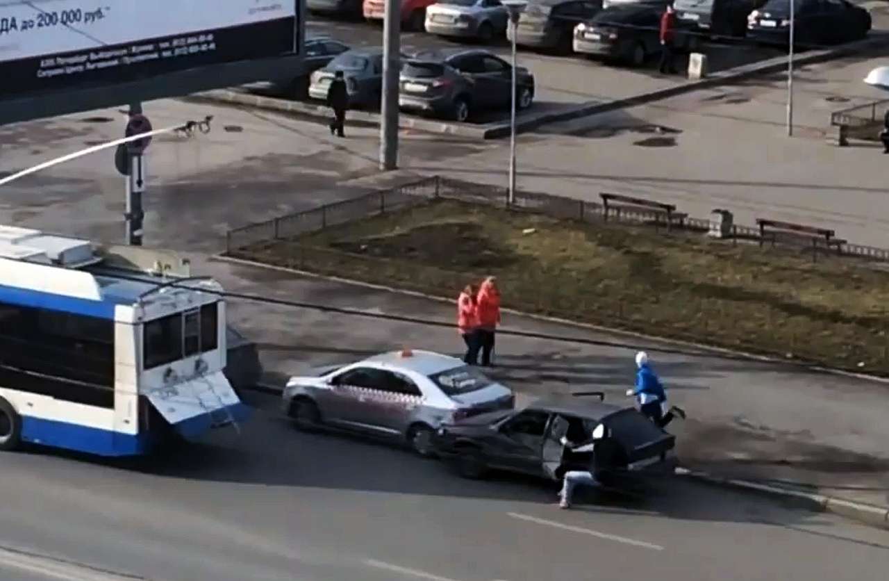 Питерские водители пытались использовать троллейбус как буксир