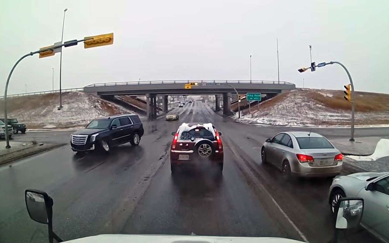 Потеря колеса и стремительный полет попали на видео