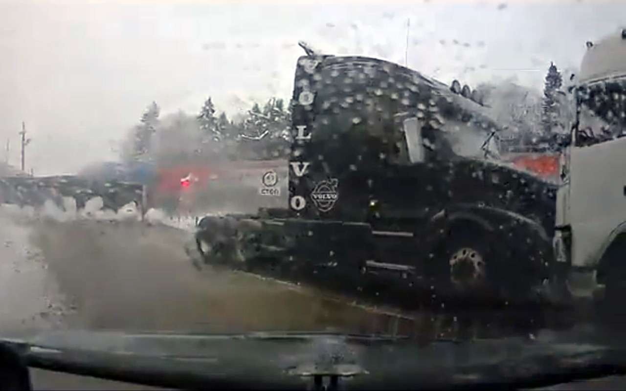 Между молотом и наковальней: когда женщина умнее мужчины-водителя