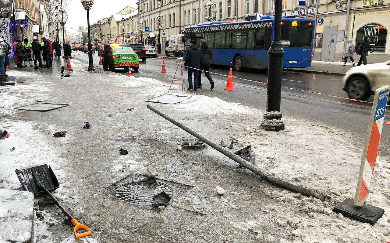 Таксист сбил людей и скрылся с места ДТП