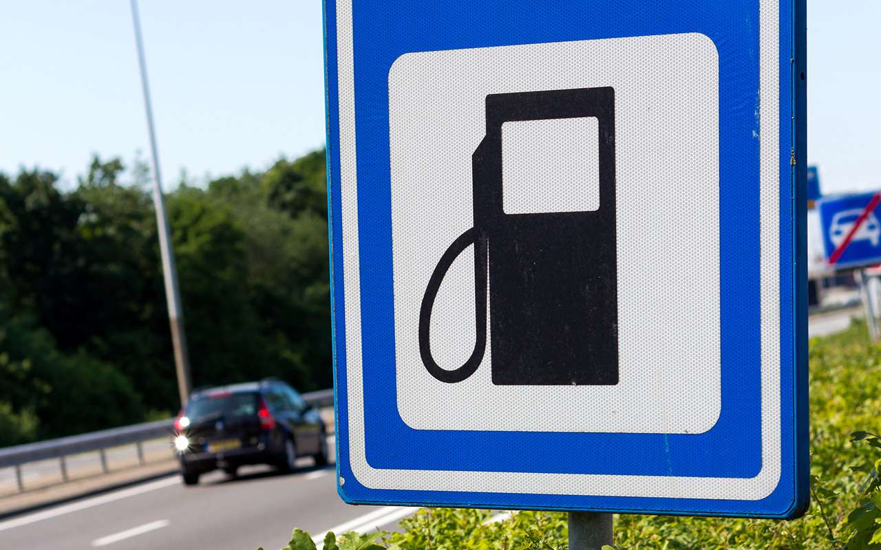 Цены на топливо снизят, а потом повысят. Обещают не сильно