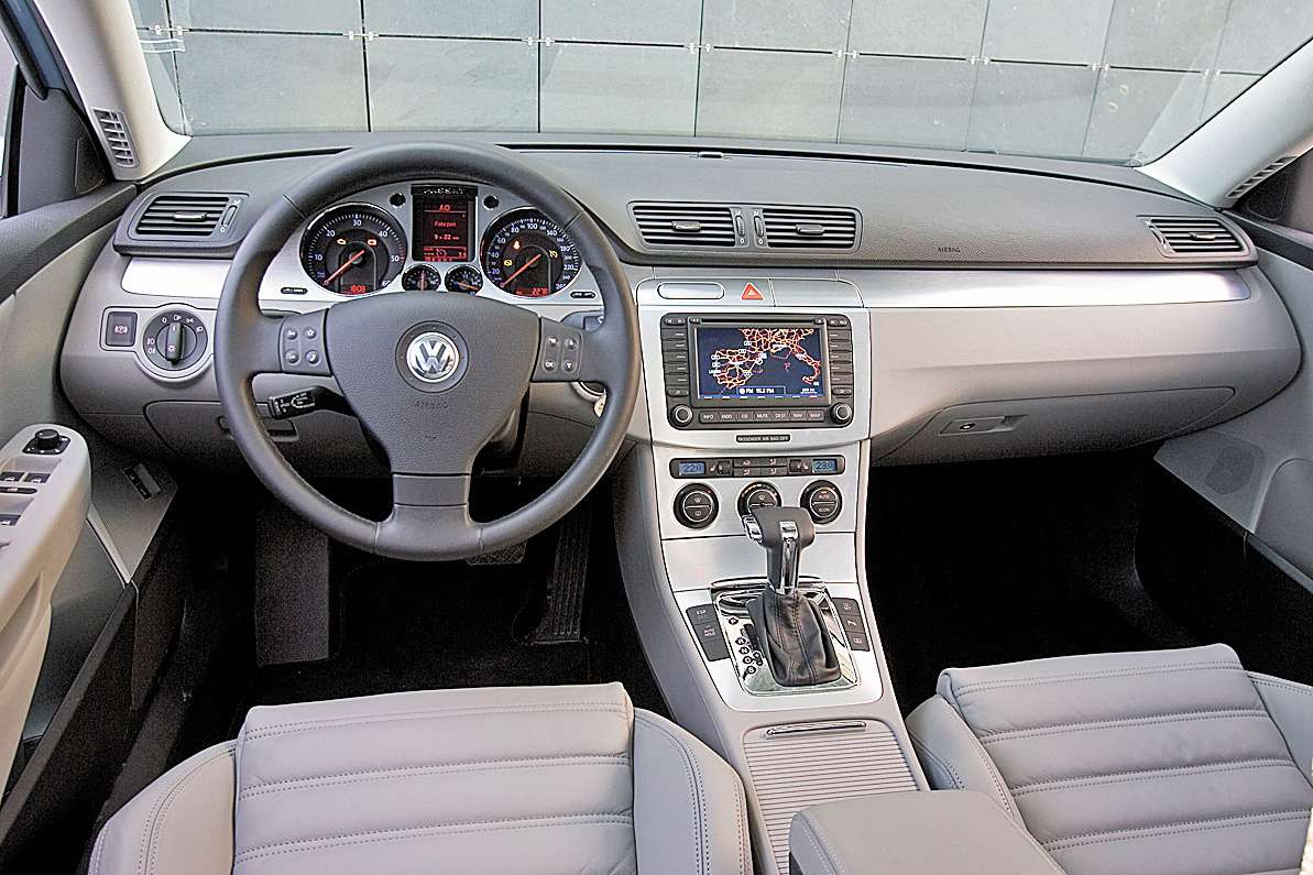 Пассат б6 2008 год. Фольксваген Пассат b6 салон. Volkswagen Passat b6 2008 торпеда. VW Passat b6 салон. Volkswagen Passat b6 Interior.