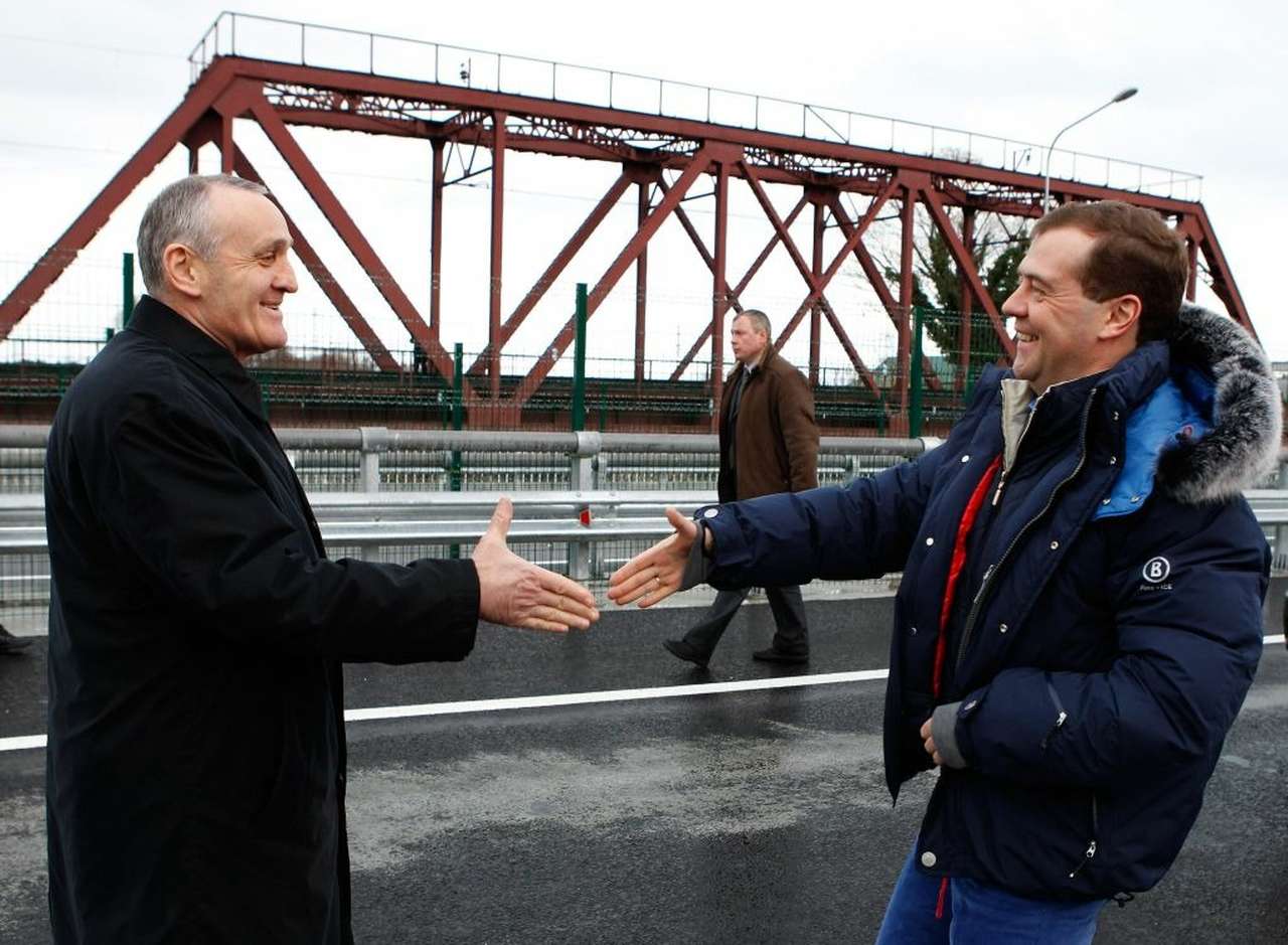 Медведев открыл автомобильный мост на границе с Абхазией 